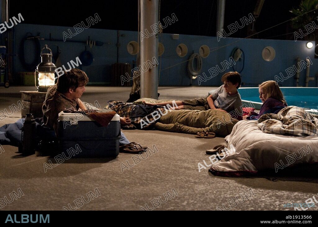 COZI ZUEHLSDORFF, HARRY CONNICK JR. and NATHAN GAMBLE in DOLPHIN TALE, 2011, directed by CHARLES MARTIN SMITH. Copyright ALCON ENTERTAIMENT.