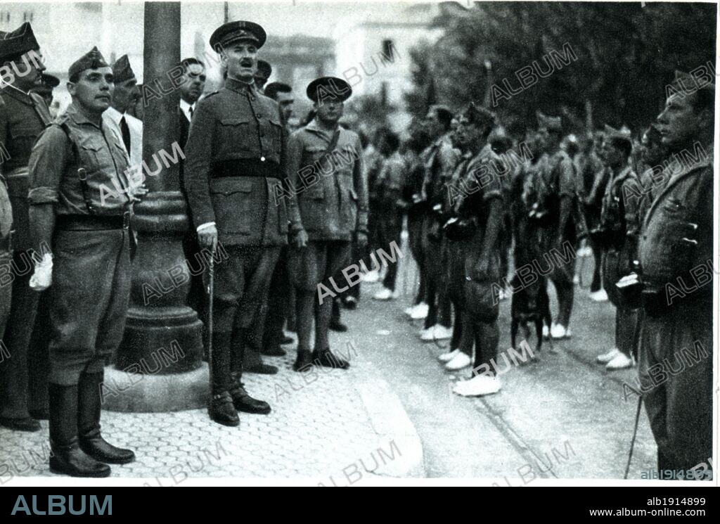 Guerra civil española (1936-1939). Zona nacional. El general Queipo de Llano arengando a las tropas del Tercio en Sevilla.