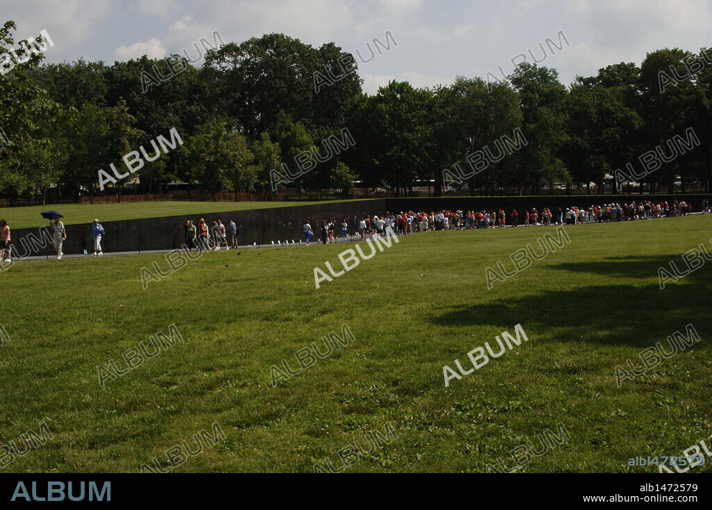 "MEMORIAL A LOS VETERANOS DE VIETNAM". Erigido en homenaje a los soldados estadounidenses que combatieron en la Guerra de Vietnam. S. XX. Washington DC. Distrito de Columbia. Estados Unidos.