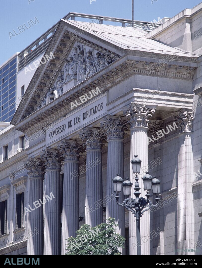 NARCISO PASCUAL Y COLOMER. DETALLE DEL PORTICO DEL CONGRESO DE LOS DIPUTADOS CON LOS CAPITELES LABRADOS POR JOSE PAGNIUCCI Y FRANCISCO PEREZ - 1850 - FOTO AÑOS 00.