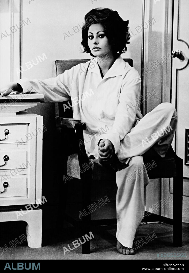 SOPHIA LOREN en LA CONDESA DE HONG-KONG, 1967 (A COUNTESS FROM HONG KONG), dirigida por CHARLES CHAPLIN. Copyright UNIVERSAL PICTURES.