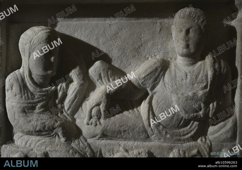 Banquete funerario. Estela de Apellas, hijo de Xenon, y su esposa Glykytes, hija de Haireos. Detalle. Imperio romano temprano. Museo Arqueológico Nacional. Sofía. Bulgaria.