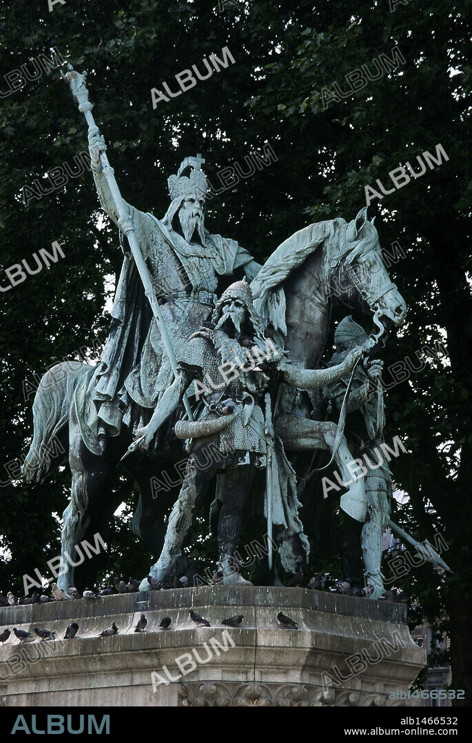 CARLOMAGNO (742-814). Rey de los francos (768-814), de los lombardos (774-814) y emperador (800-814) del imperio romano de occidente. ESTATUA ECUESTRE DE CARLOMAGNO, ACOMPAÑADO POR LOS MIEMBROS DE SU GUARDIA ORLANDO Y OLIVERIO Escultura realizada por los hermanos Luís y Carlos ROCHET (1877). Jardín junto a Notre Dame. París. Francia.
