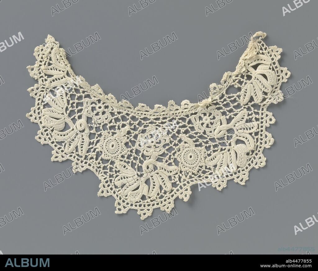 Crochet lace support piece with twisted stems and rosettes, Curved semi-circular support piece made of natural-colored crocheted Irish lace. Pattern with three rosette flowers with large compound leaves with twisted stems. A circle on either side of the middle rosette flower. Crocheted soil with irregular diamond-shaped meshes and picots. Along the entire, slightly wavy outline of the support a border with three-part arcs., anonymous, Ierland (possibly), c. 1890 - c. 1909, cotton (textile), w 9.5 cm.