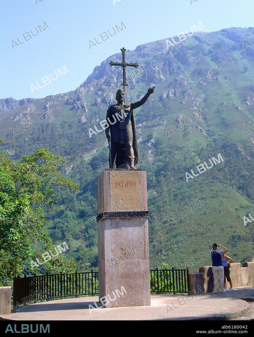 GERARDO ZARAGOZA (1902-1985). MONUMENTO A DON PELAYO EN LA PLAZA DE LA BASILICA - SIGLO XIX - FOTO AÑOS 00.