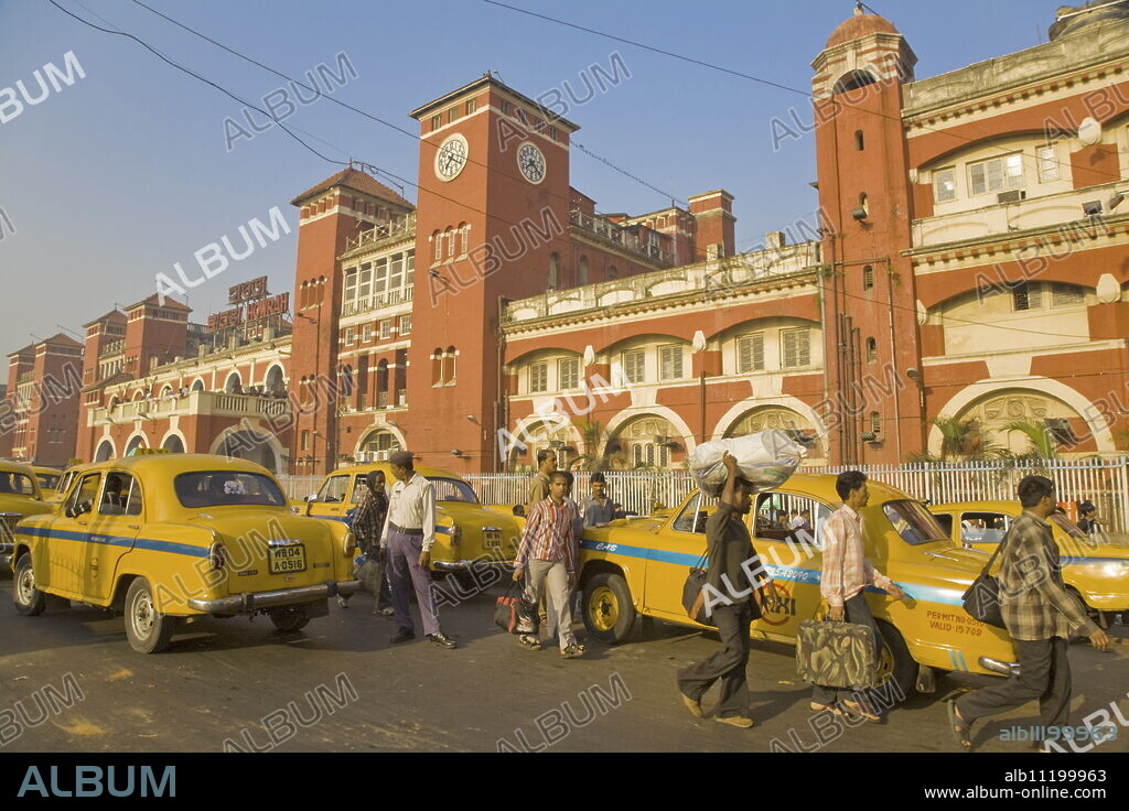 Yellow Ambassador taxis outside Howrah train station, Kolkata (Calcutta), West Bengal, India, Asia.