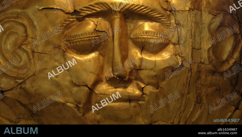 ARTE MICENICO. GRECIA. MASCARA FUNERARIA. Realizada en lámina de oro repujado. Las máscaras funerarias son exclusivas de los hombres. Proceden de la Tumba IV del Circulo A de las Tumbas Reales de Micenas. Datada en el s. XVI a. C. Detalle. Museo Arqueológico Nacional. Atenas.