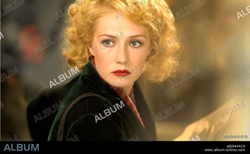 CARICE VAN HOUTEN en EL LIBRO NEGRO, 2006 (ZWARTBOEK), dirigida por PAUL VERHOEVEN. Copyright FU WORKS/ HECTOR BV/ MOTEL FILMS/ CLOCKWORK FILM / VRENEGOOR, JAAP.