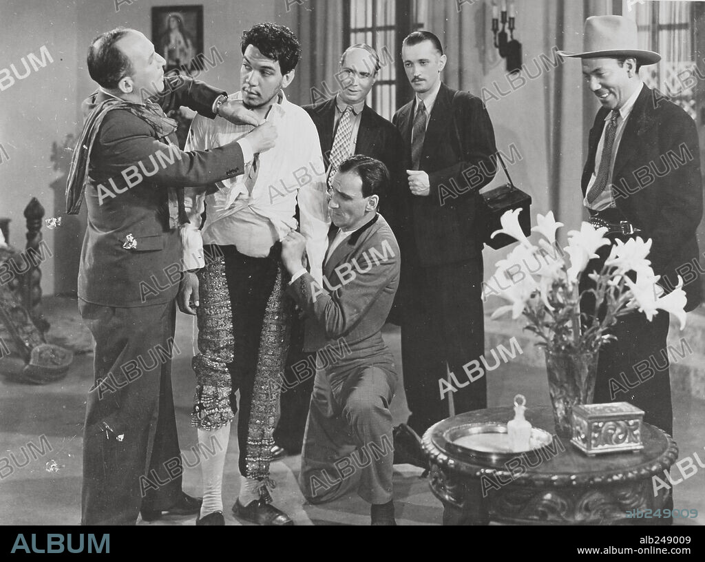 CANTINFLAS en NI SANGRE, NI ARENA, 1941, dirigida por ALEJANDRO GALINDO. Copyright POSA FILMS, S.A.
