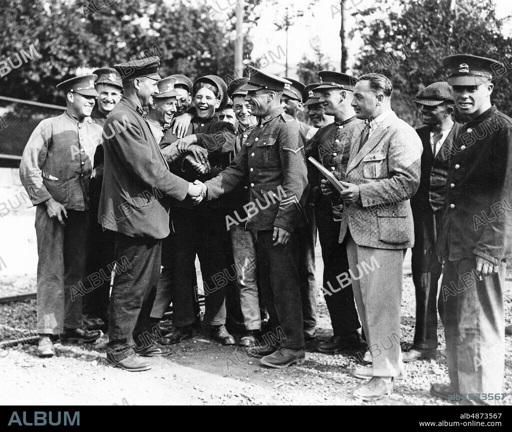 GERMANY WIESBADEN 1929-09-14. Orig. caption ... THE ENGLISH TROOPS ROOMS WIESBADEN. U.B.z. English soldiers departing from the Königstein garrison near Wiesbaden say goodbye to German railways. Photo: Keystone View Company / AB Text & Bilder / SVT / Code: 5600 Folder: Rhineland: Occupation 1054 After the First World War, the area was occupied by the victorious powers. Handshake Interwar sites: UNITED KINGDOM *; GERMANY; WIESBADEN.