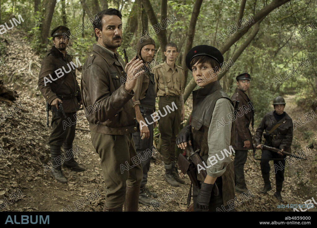 AURA GARRIDO y MIKI ESPARBE en MALNAZIDOS, 2020, dirigida por ALBERTO DE TORO y JAVIER RUIZ CALDERA. Copyright CACTUS FLOWER PRODUCCIONES/IKIRU FILMS/TELECINCO CINEMA/TERR.