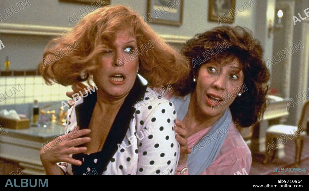 BETTE MIDLER and LILY TOMLIN in BIG BUSINESS, 1988, directed by JIM ABRAHAMS. Copyright TOUCHSTONE/DISNEY.