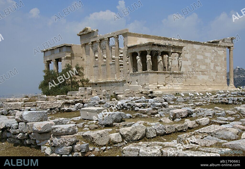 ARTE GRIEGO. S. V A. C. GRECIA. TEMPLO DE ATENEA POLIADA o ERECTEION. Templo jónico de planta irregular, reconstruido por Mnesicles en el 421 a. C. Vista lateral. Al fondo destaca la Tribuna de las Cariátides, galería añadida al templo en el 400 a. C. ACROPOLIS DE ATENAS.
