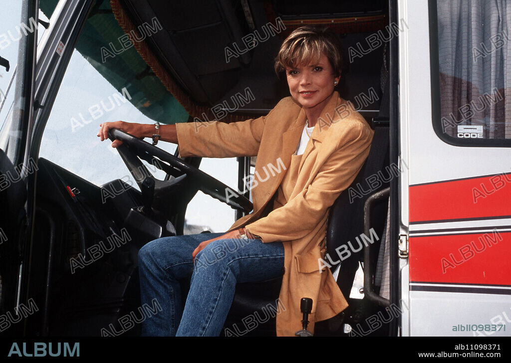 Anna Maria - A woman goes her own way Anna Maria Seeberger (USCHI GLAS) secretly gets her truck driver's license. She perseveres through her driving lessons on the 30-ton truck. The teacher is a macho who makes it even harder for her with malicious comments. Director: Celino Bleiweiß aka. Episode 4 / Title: ANNA MARIA - A WOMAN GOES HER WAY / Germany 1994.