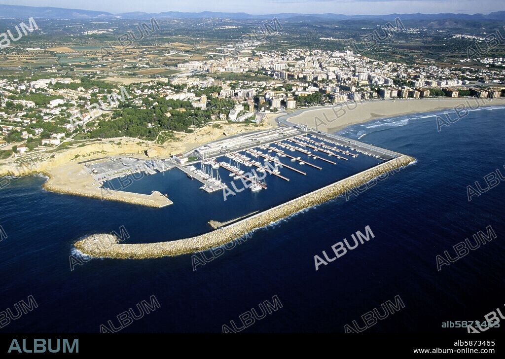 Torredembarra, vista aérea del pueblo y puerto deportivo (Costa Dorada / Tarragonès).