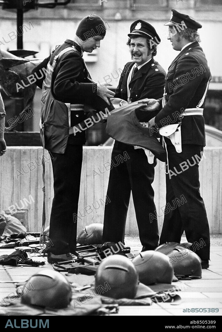 STOCKHOLM 19730823 Norrmalmstorgsdramat i Stockholm. Redan en halvtimme efter bankrånet var de första poliserna på plats med skottsäkra västar, visir och hjälmar. Gisslandramat i samband med rånförsöket mot banken kom att utspela sig mellan 23:e och 28:e augusti. Rånaren Jan-Erik Olsson steg in på bankens kontor beväpnad med en kulsprutepistol och tog fyra banktjänstemän som gisslan. Han begärde att den kände bankrånaren Clark Olofsson skulle transporteras till banken från fängelset i Norrköping.. Foto: Jan Björsell / SvD / SCANPIX / Kod: 11014.