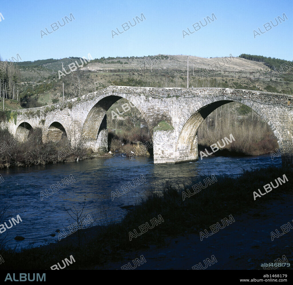 NAVARRA. AOIZ. Puente construido en estilo románico sobre el RIO IRATI.