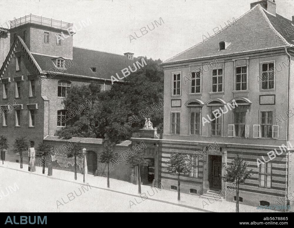 Berlin-Mitte, Graues Kloster, Klosterstraße. Ansicht der Straßenfront. Foto, um 1890.