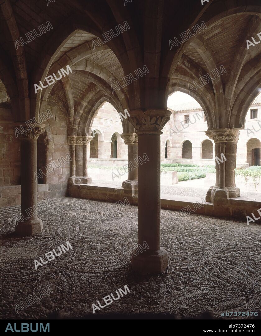 GALERIA DEL CLAUSTRO-SUELO DE CANTOS RODADOS-BOV DE CRUCERIA.
