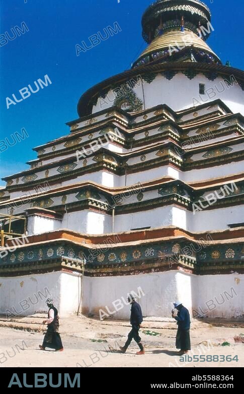 Gyantse (Tibet), Klosterstadt Pälkhor Chöde. (1390 gegründet), Kumbum (Chörten; erbaut 1440 unter dem Fürsten Chögyel Rabten Künzang Phag). Ansicht des Kumbum mit Pilgern. Foto, 2002.