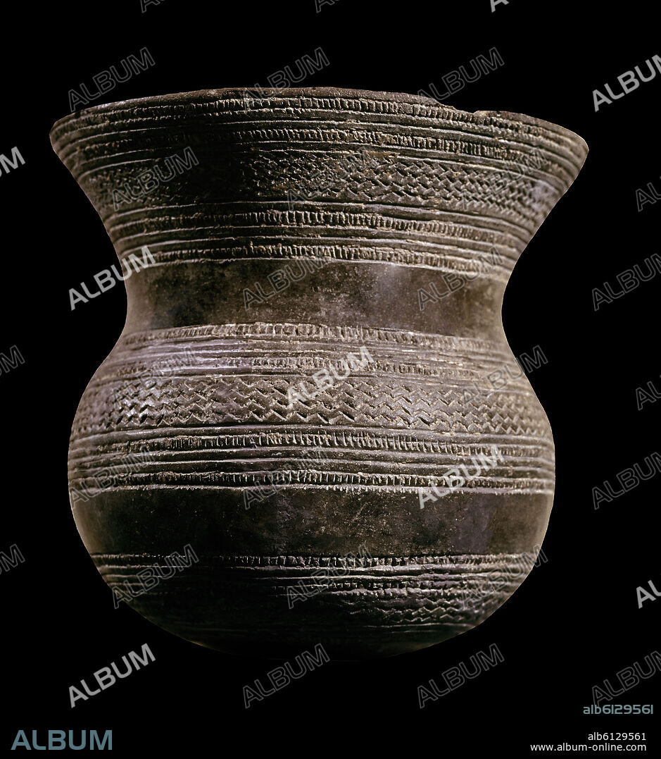 VASO CAMPANIFORME DE CIEMPOZUELOS CON DECORACION INCISA RELLENA DE PASTA BLANCA - EDAD DE HIERRO.