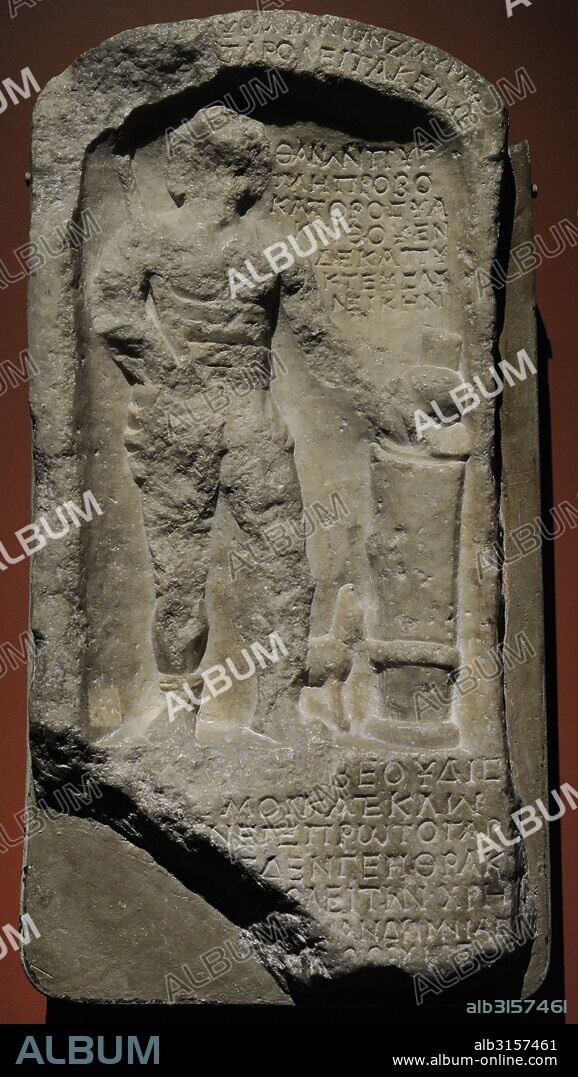 Arte romano. Piedra sepulcral un relieve de un gladiador de la clase Murmillo y versos griegos. Siglo II D. C. Los Murmillos eran gladiadores conocidos por sus cascos con forma semejante a un pez. Armados con gladius y escudo rectangular. Museo del Hermitage (The State Hermitage Museum). San Petersburgo. Rusia.