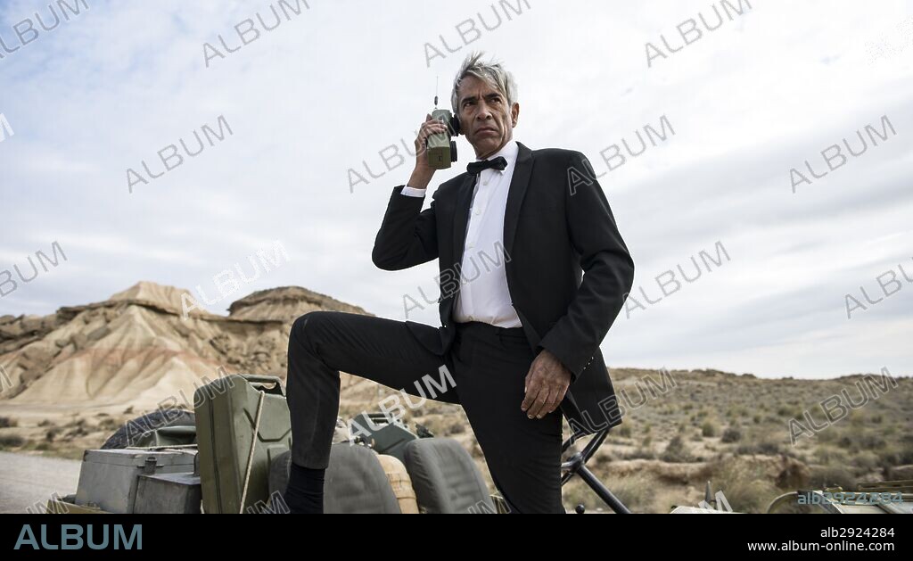 IMANOL ARIAS in ANACLETO: AGENTE SECRETO, 2014, unter der Regie von JAVIER RUIZ CALDERA. Copyright ZETA AUDIOVISUAL.