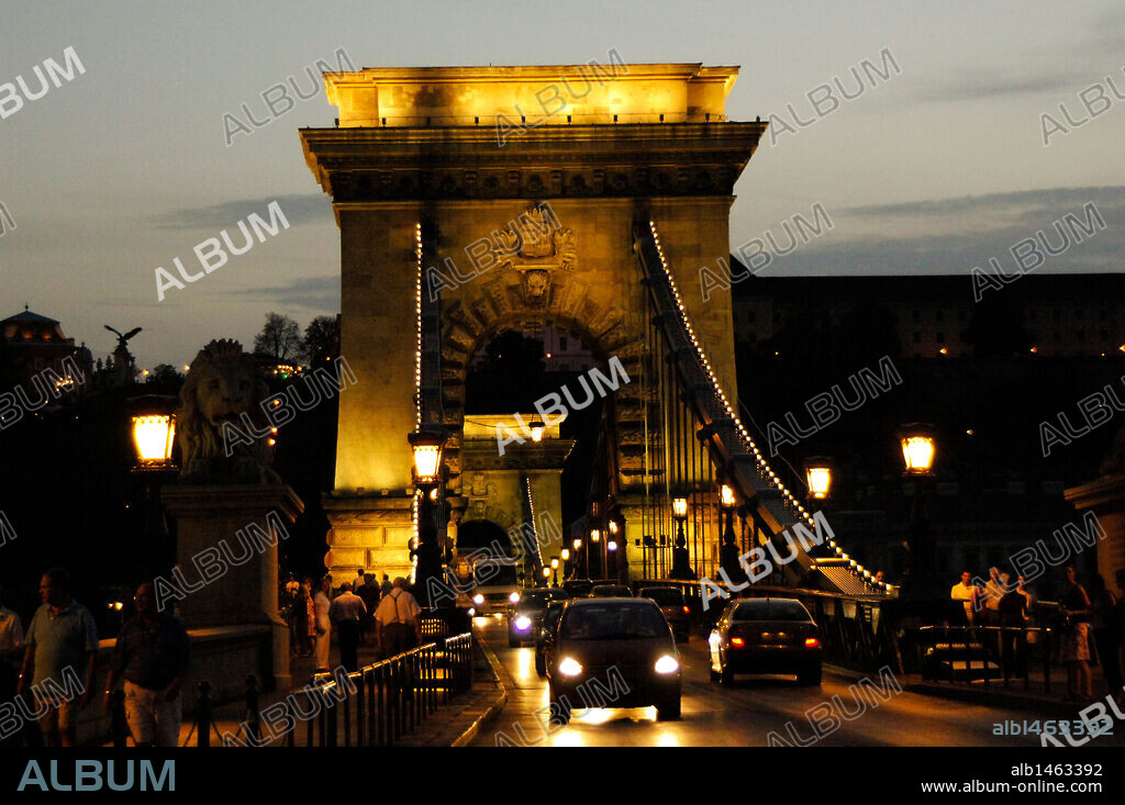 HUNGRIA. BUDAPEST. Vista nocturna del PUENTE SZECHENYI (PUENTE DE LAS CADENAS) sobre el RIO DANUBIO. Fue el primer puente húngaro erigido sobre el Danubio (1849) .