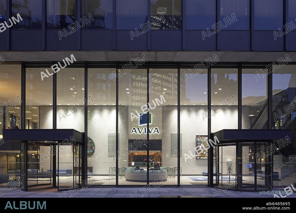 LUDWIG MIES VAN DER ROHE. AVIVA TOWER, ST HELENS BUILDING, COMMERCIAL UNION BUILDING (1969) ST HELEN'S PREVIOUSLY KNOWN AS THE AVIVA TOWER OR THE COMMERCIAL UNION BUILDING, INTERIOR VIEW OF LOBBY AT DUSK GMW ARCHITECTS LONDON UK 1969, CITY OF LONDON.