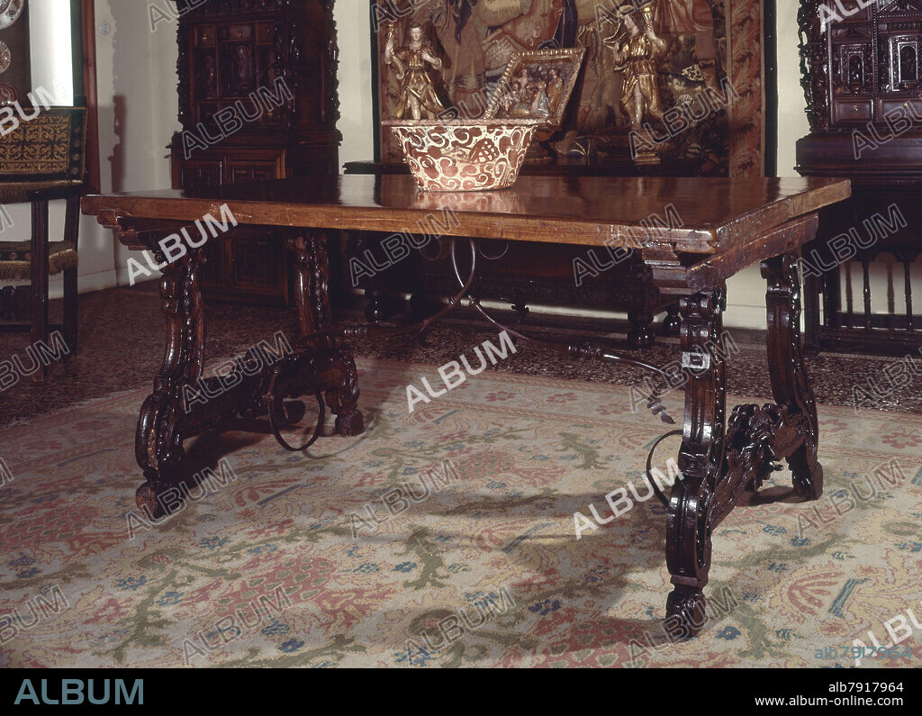 MESA CASTELLANA DE TALLA RENACENTISTA, PATAS EN FORMA DE LIRA Y FIADORES-II MITAD S XVI, I MITAD S X.
