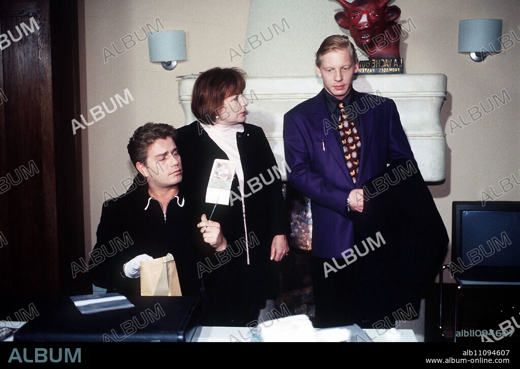 Charlotte Burg (HANNELORE HOGER) and Georg Gentz (ZACHARIAS PREEN) ask Leo Ferch (BEN BECKER) about the origin of the 30,000 DM in the envelope. Georg takes the money out of the envelope with tweezers. He threatens Ferch with having the money examined for fingerprints in order to determine the origin of the money. Leo then makes a surprising confession... Director: Ralph Bohn aka. I didn't kill Lönsmann / Title: THE THREE / BRD 1996.