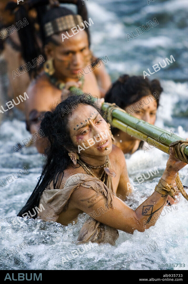 ARIEL GALVAN and MAYRA SERBULO in APOCALYPTO, 2006, directed by MEL GIBSON. Copyright Icon Entertainment International / COOPER, ANDREW.