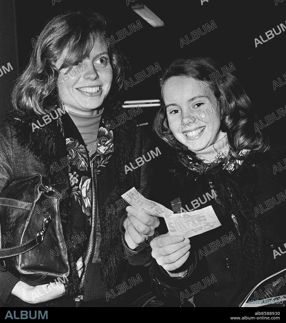 Göteborg 1976-04-05. Johnny Cash på Scandinavium - glada biljettinnehavare. *** Local Caption *** GP Blad 31. KAMERAREPORTAGE.