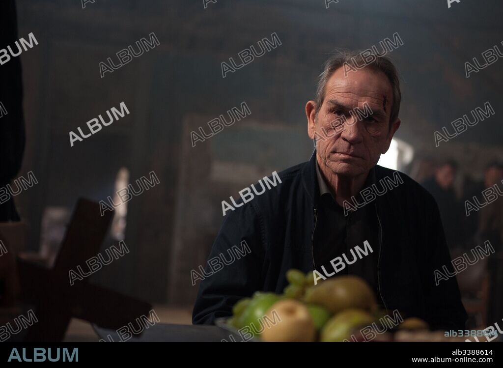 TOMMY LEE JONES in CRIMINAL, 2016, directed by ARIEL VROMEN. Copyright BENDERSPINK/CAMPBELL GROBMAN FILMS/LIONSGATE/MALLENIUM FILMS.
