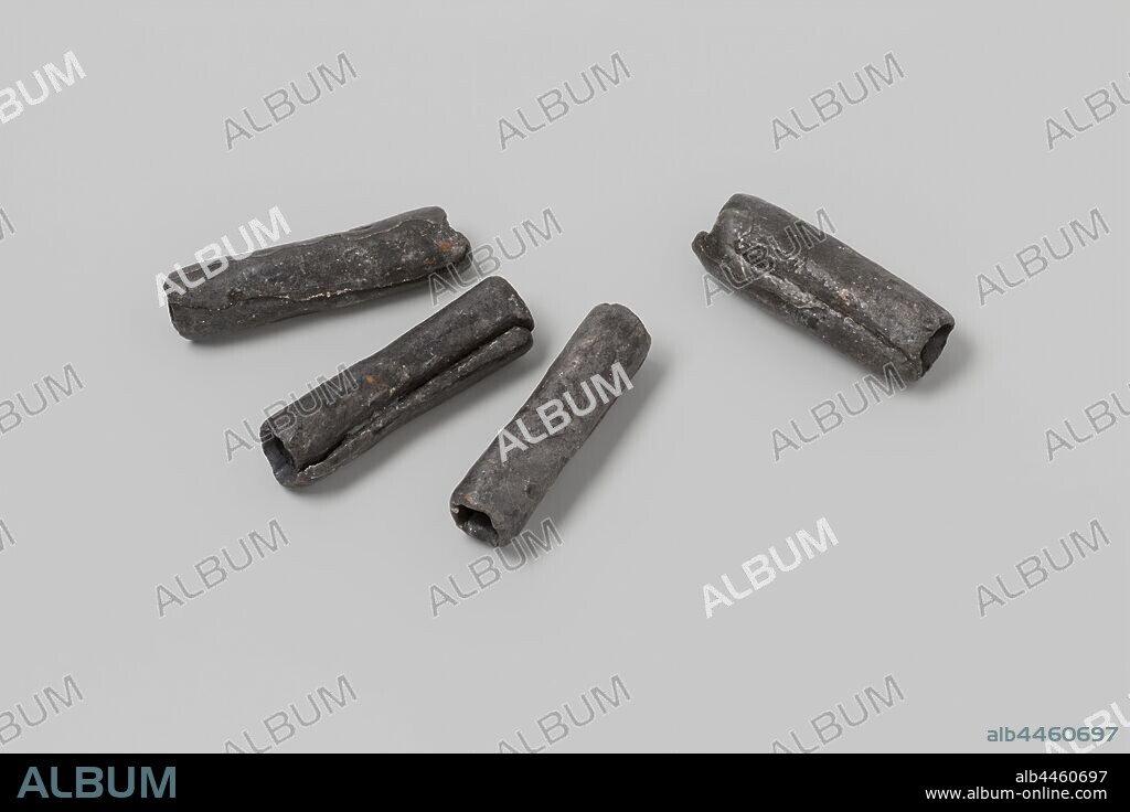 Lead role from the wreck of the East Indiamen 't Vliegend Hart, Lead plates rolled into tubes. Black-gray and silver-gray in color. Roll of lead, Dutch East India Company, 't Vliegend Hart (ship), Middelburg, 1700 - 1735, h 7.5 cm × d 1.8 cm × h 6.6 cm × d 6.4 cm.