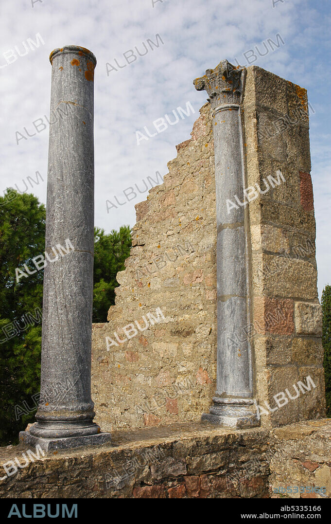 Portugal. Ruinas romanas de Miróbriga. Antiguo asentamiento lusitano cuyas ruinas actuales datan de época romana, entre los siglos I y IV. Foro o mercado central. Alrededores de Santiago do Cacém. Región del Alentejo.