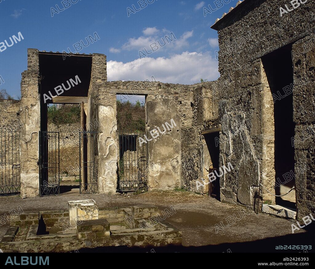 ARTE ROMANO. ITALIA. CASA DE LOREIO TIBURTINO (OCTAVIUS QUARTIO). Vista general del antiguo ATRIUM (ATRIO) 9x15 m. con el IMPLUVIO de mármol en el centro, en una época adornado con tres fuentes y rodeado por floreros incrustados en el pavimento (siglo I d. C.). POMPEYA. La Campania.