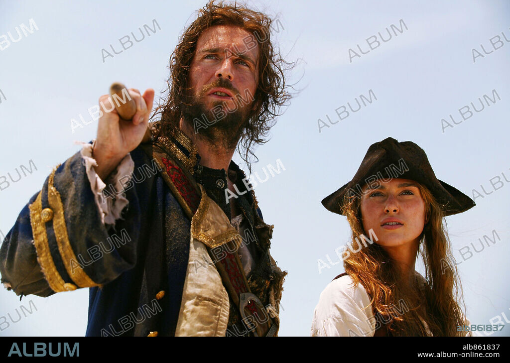 JACK DAVENPORT y KEIRA KNIGHTLEY en PIRATAS DEL CARIBE: EL COFRE DEL HOMBRE MUERTO, 2006 (PIRATES OF THE CARIBBEAN: DEAD MAN'S CHEST), dirigida por GORE VERBINSKI. Copyright DISNEY ENTERPRISES / MOUNTAIN, PETER.