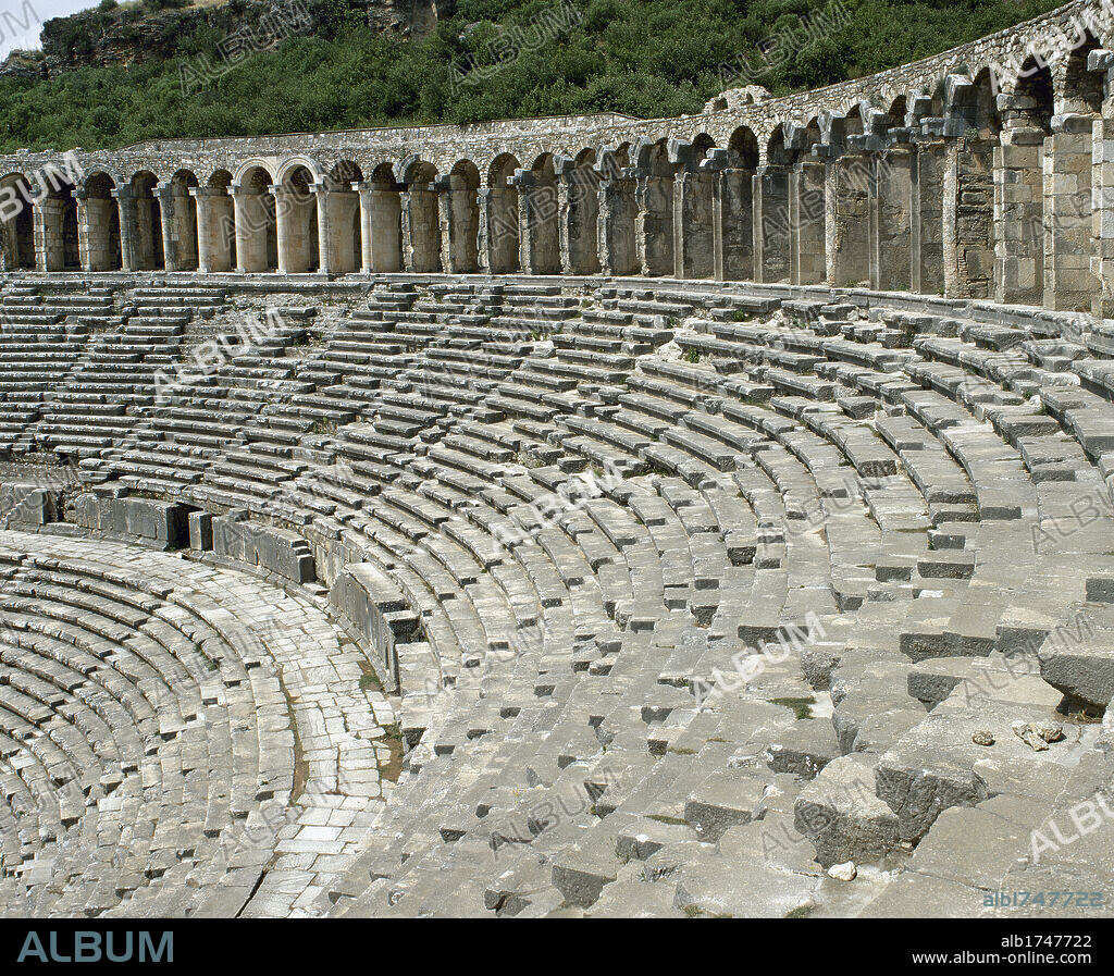 Turquía. Asia Menor. Aspendo. Teatro romano. Fue construido en tiempos del emperador romano Marco Aurelio (161-180 d.C.). Diseñado por el arquitecto Zenon, originario de la ciudad. Vista de las gradas superiores y la galería abovedada que se apoya sobre pilares. Península Anatólica.