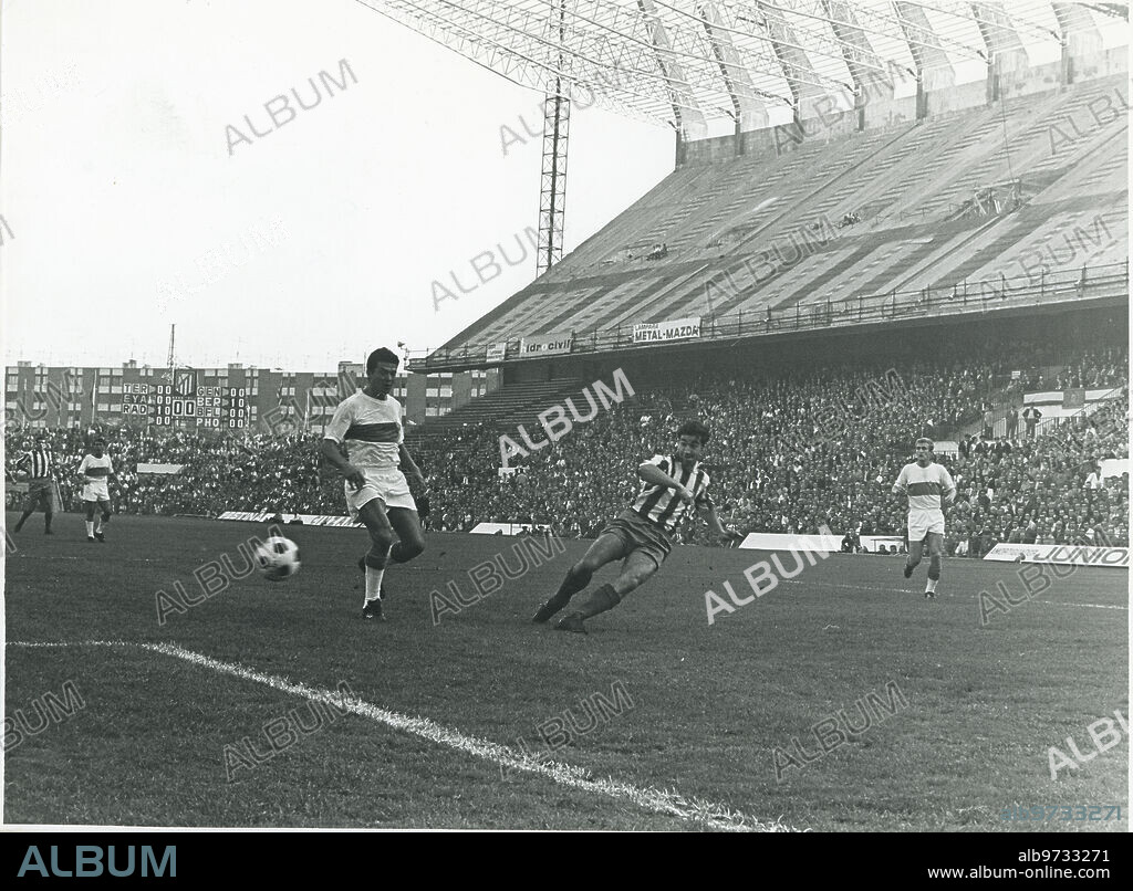 Madrid, 10/20/1968. League match played at the Manzanares stadium between Atlético de Madrid and Elche, which ended with a 0-0 draw. In the image, a center by Gárate.