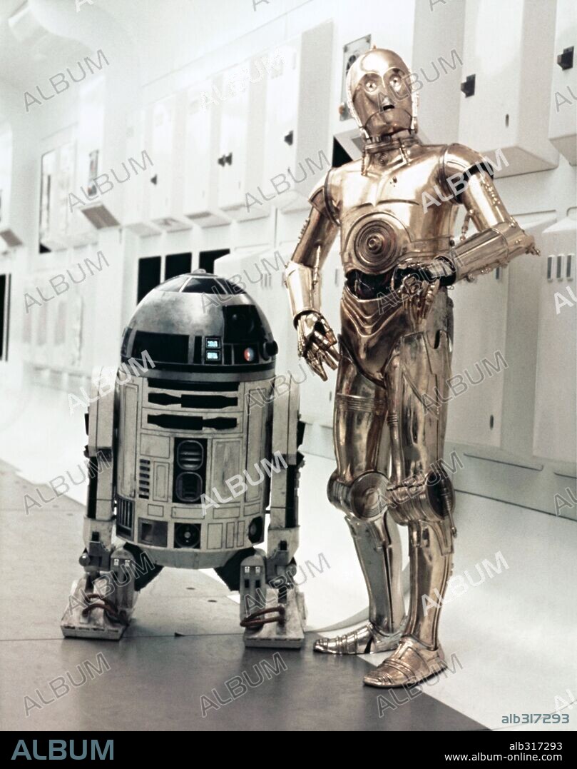ANTHONY DANIELS and KENNY BAKER in STAR WARS: EPISODE IV-A NEW HOPE, 1977, directed by GEORGE LUCAS. Copyright LUCASFILM/20TH CENTURY FOX.