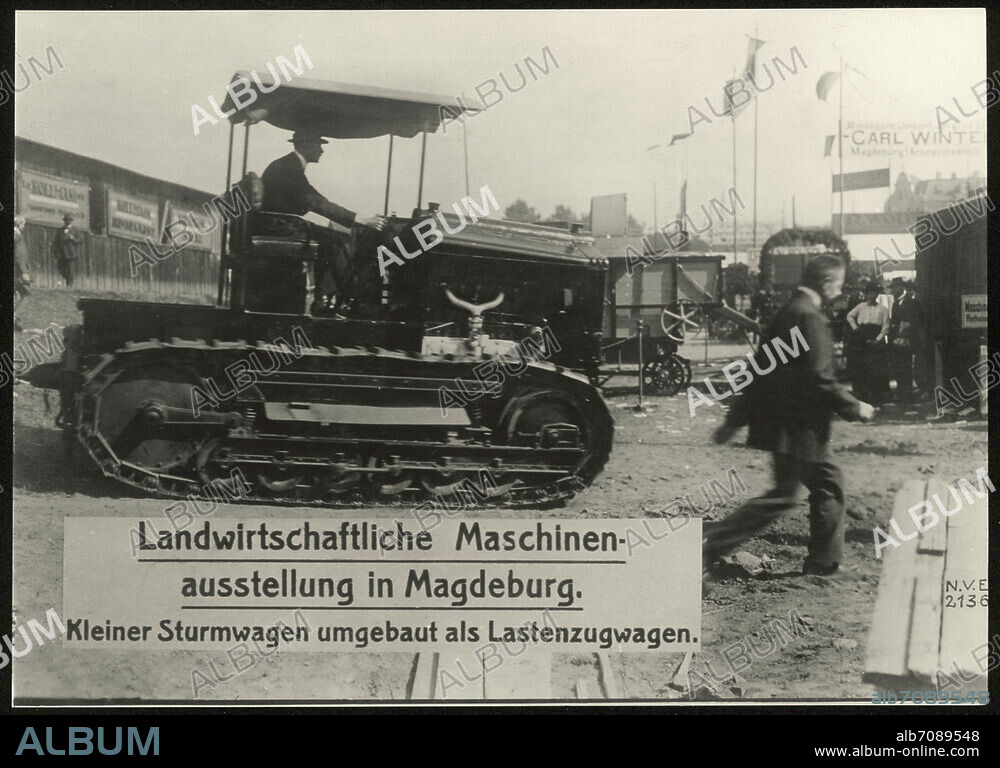 Landwirtschaft / Zugmaschinen. - "Landwirtschaftliche Maschinenausstellung in Magdeburg. Kleiner Sturmwagen umgebaut als Lastenzugwagen". - (Auf ersten Nachrkiegsausstellung der deutschen Landwirtschaftsgesellschaft DLG in Magdeburg, 11. bis 15. September 1919: Vorstellung von umgebautem Kriegsgerät, darunter ein umgebauter Sturmpanzerwagen A7V). Foto (Pressefoto mit einkopierter Beschriftung), Sepbember 1919. Berlin, Sammlung Archiv für Kunst und Geschichte.