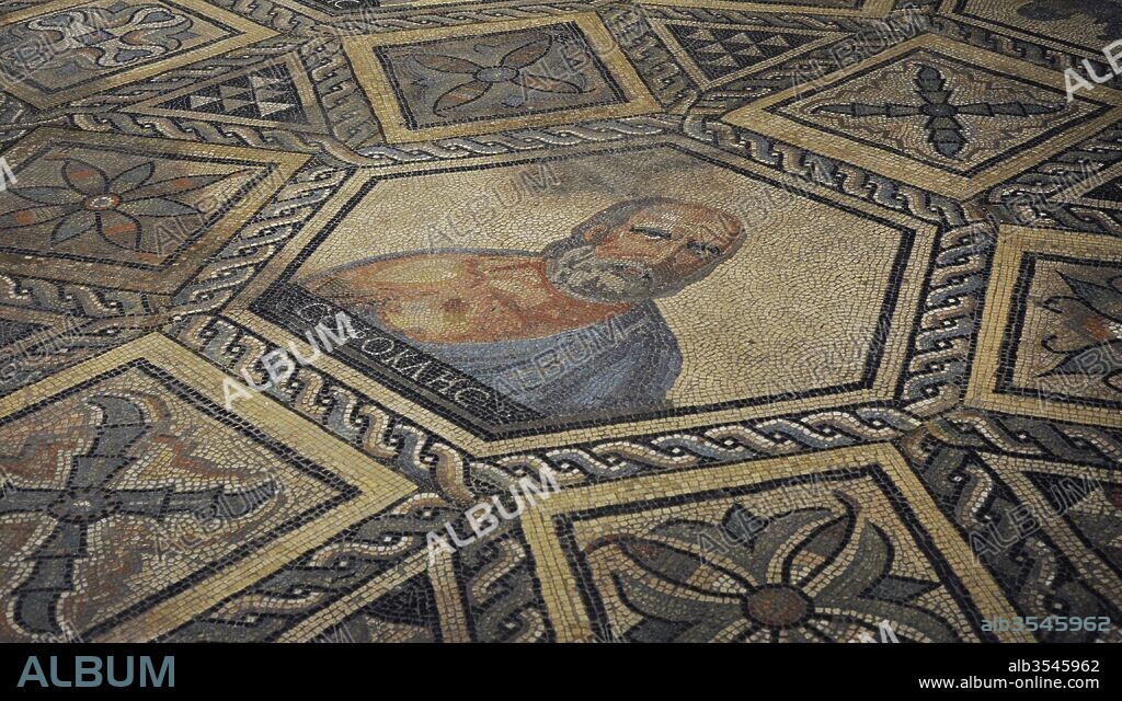 Sófocles (496-406 a. C.). Poeta trágico griego. Mosaico con la imagen del poeta. Mosaico de los Filósofos, que representa a los Siete Sabios de la Antigua Grecia. Hallado en Colonia, Alemania. Museo Romano-Germánico. Colonia. Alemania.