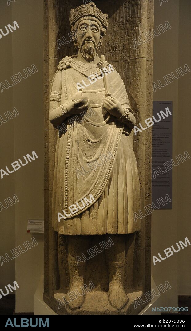 CARLOMAGNO (742-Aquisgrán, 814). Rey de los francos (768-814), de los lombardos (774-814), y emperador (800-814). Primogénito de Pipino el Breve rey de los francos. Escultura en piedra procedente del Monasterio de San Juan de Müstair. Fechada hacia el siglo IX. Repersentado con corona y orbe (globo de oro coronado por una cruz). Museo Histórico Alemán (Deutsches Historisches Museum). Berlín. Europa.