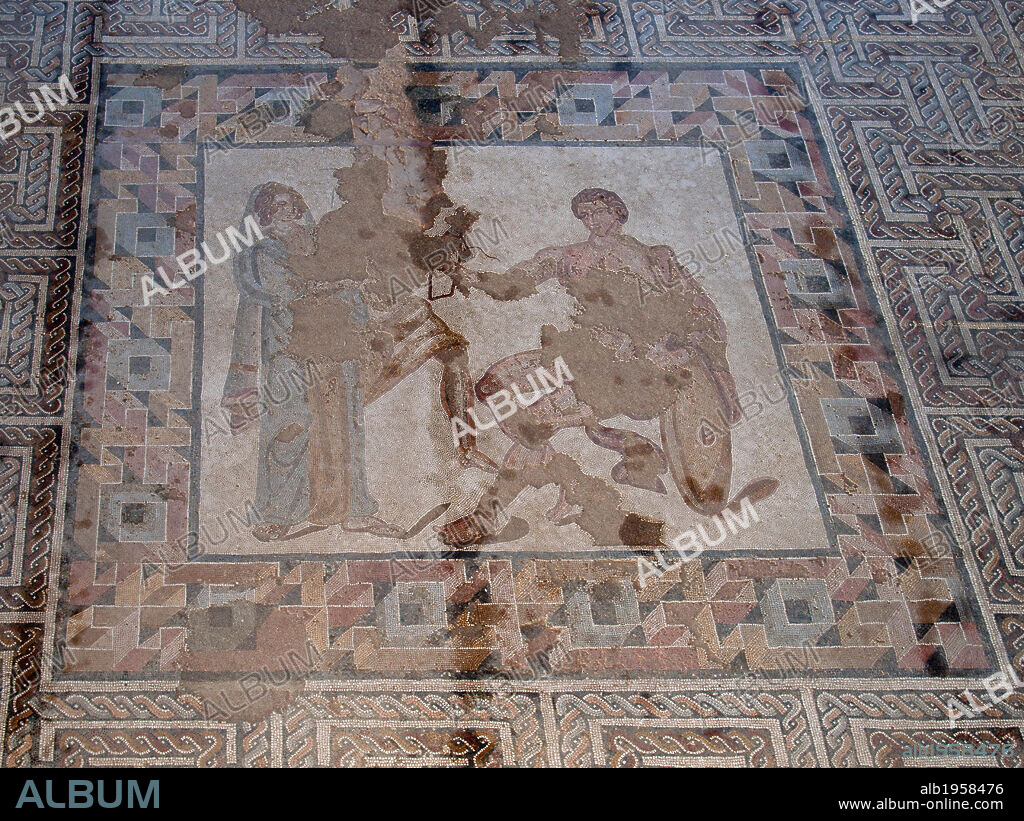 ARTE ROMANO. ESPAÑA. YACIMIENTO ARQUEOLOGICO o PARQUE ARQUEOLOGICO DE CARRANQUE. Edificio C: VILLA DE MATERNO. Ocupa una superficie de 1000 metros cuadrados y ha sido protegido con una techumbre de las inclemencias del tiempo. Se trataba de una lujosa villa residencia. Detalle de uno de los mosaicos del comedor o "triclinium", con la representación de AQUILES y Ulises. Provincia de Toledo. Castilla-La Mancha.