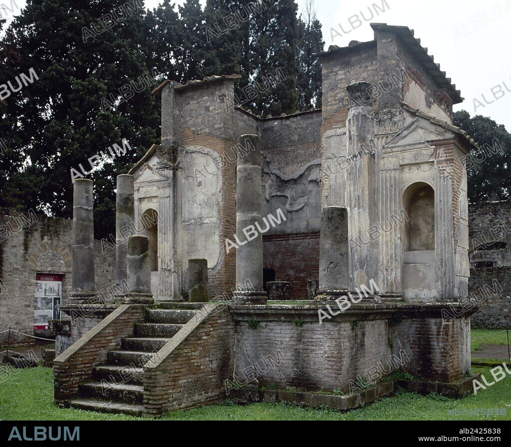 ARTE ROMANO. ITALIA. TEMPLO DE ISIS. Destinado al culto esotérico de la diosa egipcia. Levantado sobre un alto podio, tenía un atrio con seis columnas y una celda. Tras el terremoto del 62 fue recontruido por Popius Celso. Vista general de sus ruinas. POMPEYA. La Campania.