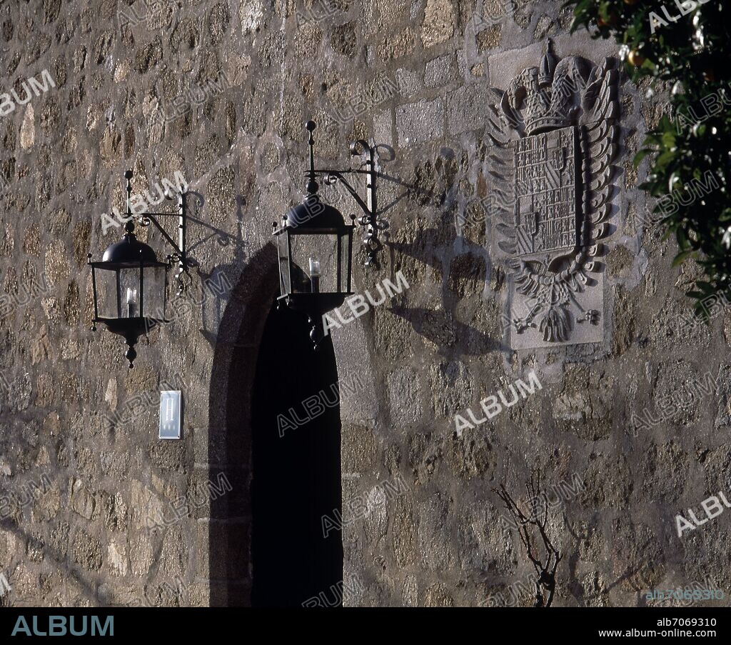 ENTRADA AL CASTILLO DE LOS CONDES DE OROPESA  CONVERTIDO EN PARADOR NACIONAL CON EL ESCUDO DE CARLOS V - SIGLO XV.