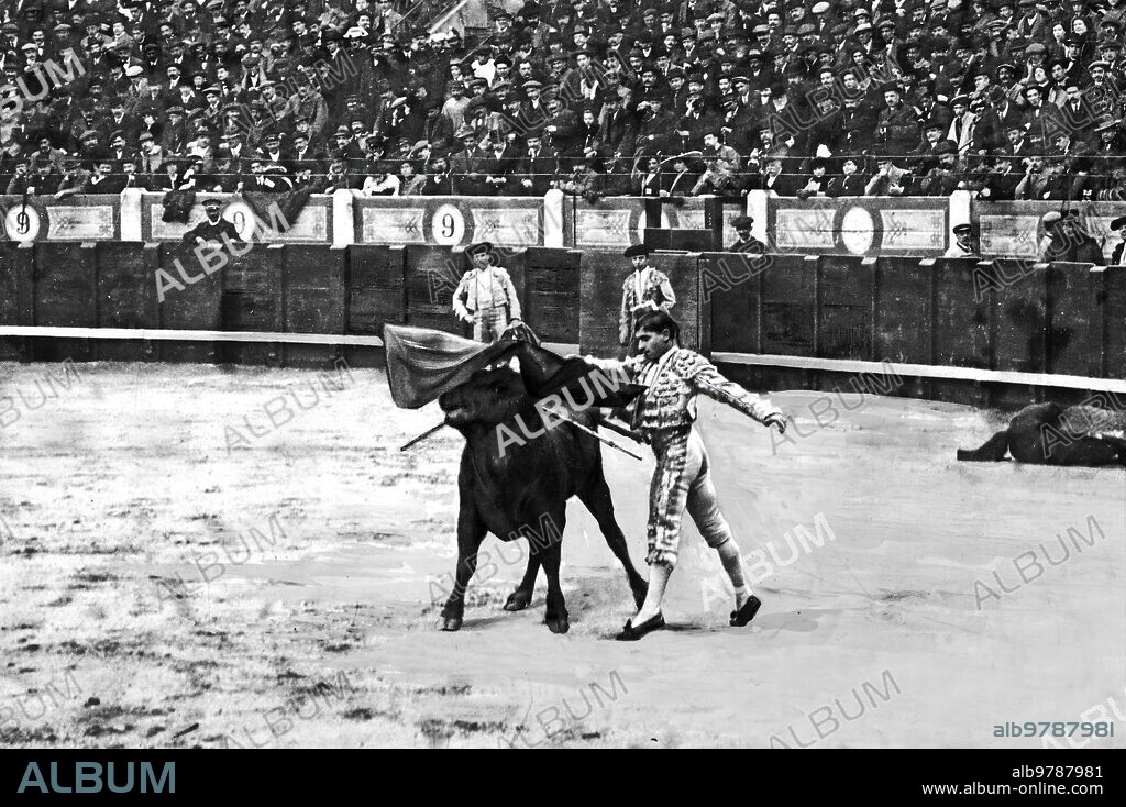 26 marzo 1913. La novillada de ayer en Madrid. El diestro Juan Belmonte Dando un pase de pecho A una de las Reses que Lidió ayer Tarde.