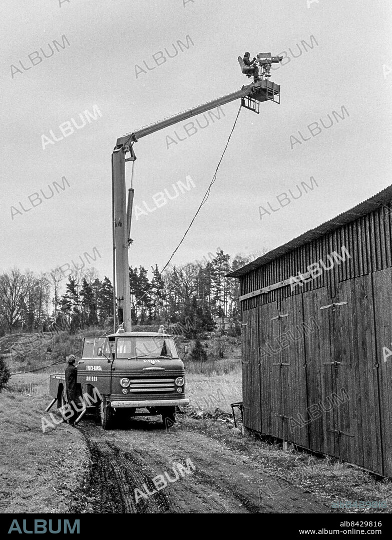 BERGA 1967-02.. Provsändning av färg-TV från Berga helikopterskola. En kameraman filmar från en kran.. Foto: Bo-Aje Mellin / RiR / SVT / Kod: 5600. Notis publ. i RiR 15/67 sid. 54.. RiR 18519 sv/v neg.