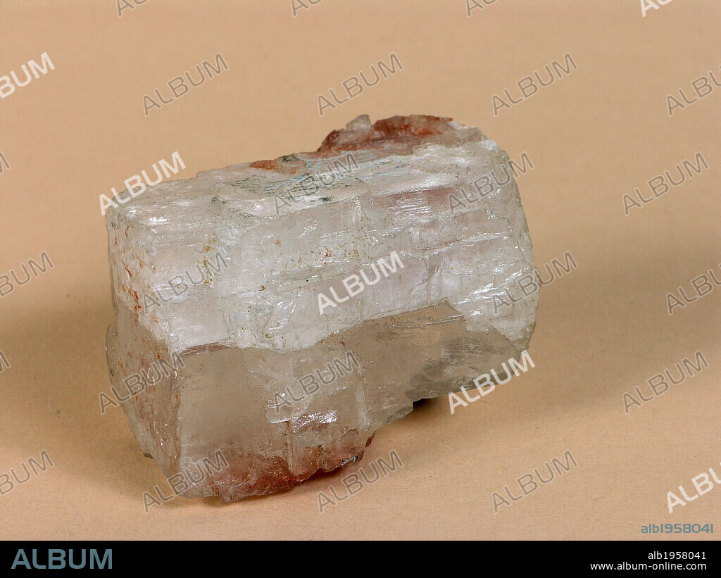 SILVINA. Mineral constituido por cloruro de potasio, monométrico, de sabor amargo. Utilizado como materia prima para la extracción del potasio.